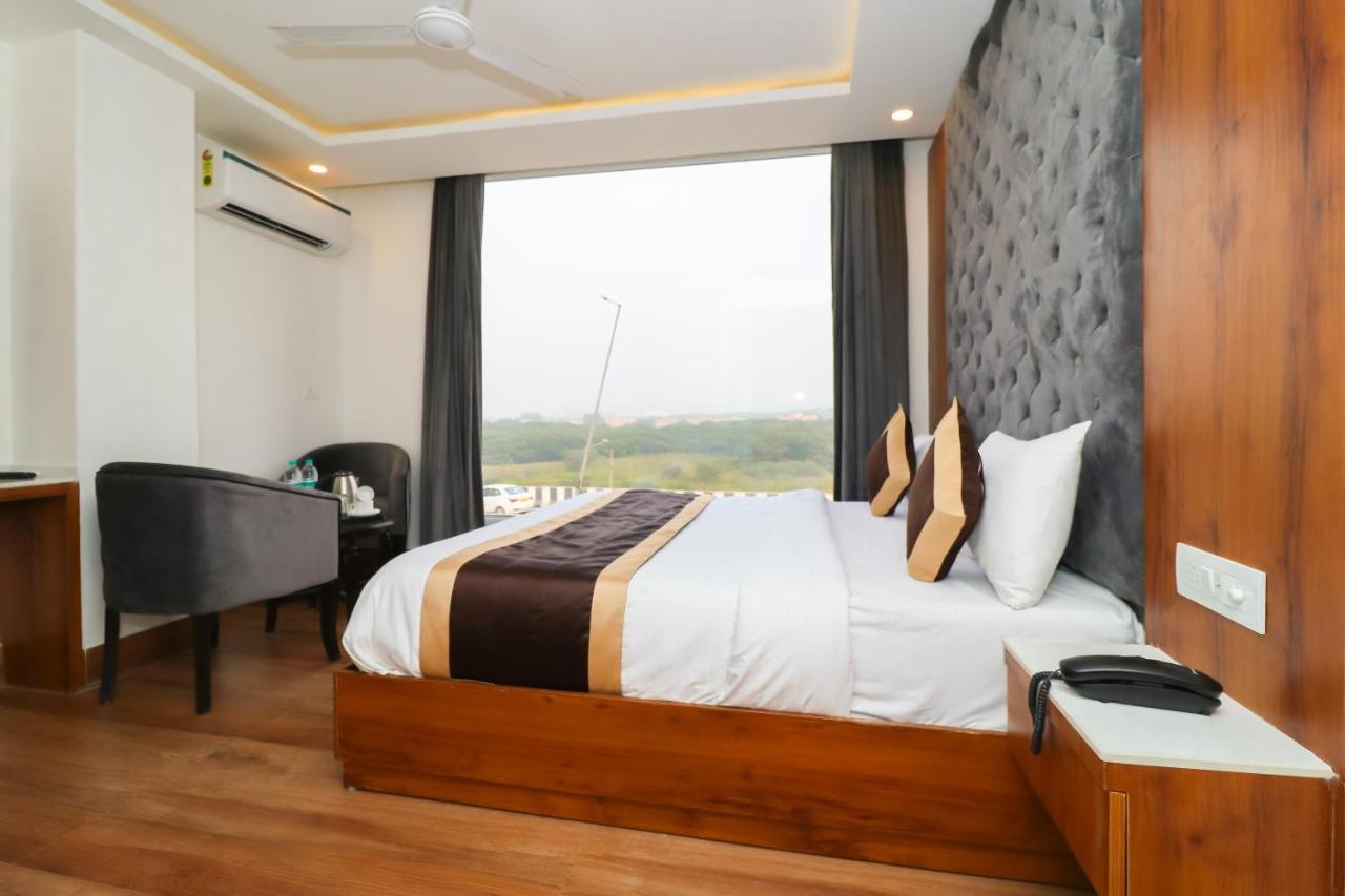 Hotel View - A Boutique Hotel New Delhi Extérieur photo